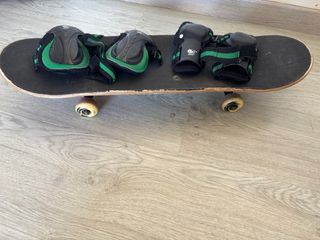 Monopatín con protecciones infantiles