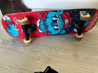 Monopatín con protecciones infantiles