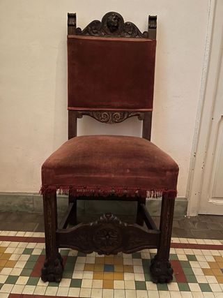 Sillas de nogal antiguas talladas