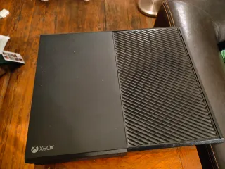 Xbox One 1TB + 2 controller + monitor Samsung