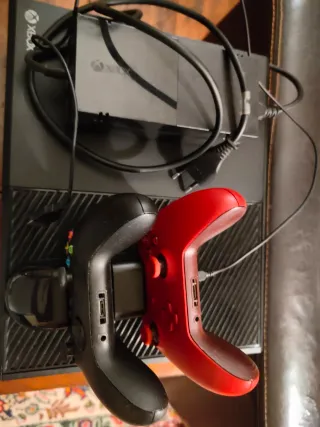 Xbox One 1TB + 2 controller + monitor Samsung