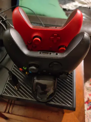 Xbox One 1TB + 2 controller + monitor Samsung