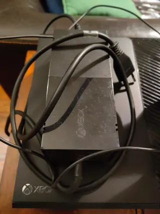 Xbox One 1TB + 2 controller + monitor Samsung