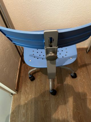 Silla infantil azul con ruedas