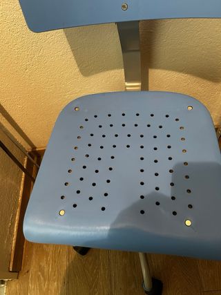 Silla infantil azul con ruedas