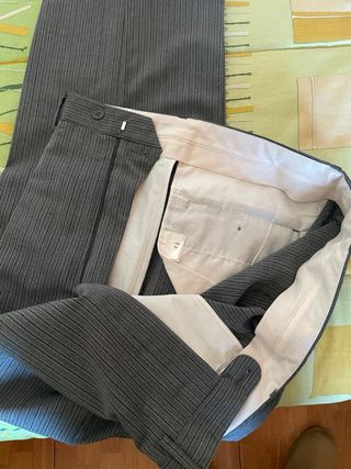 Traje Negro y Gris  chaqueta 56 pantalon 48