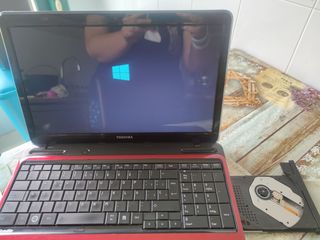 Portátil Toshiba Rojo con CD (Urge)