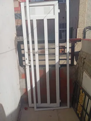 Puerta de aluminio blanca