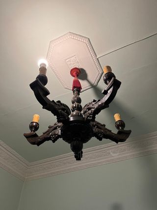 Lámpara de nogal antiguo tallada