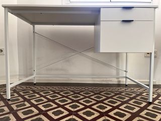 Scrivania bianca con cassetti