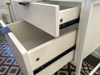 Scrivania bianca con cassetti