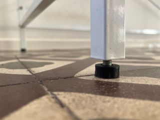 Scrivania bianca con cassetti