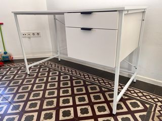 Scrivania bianca con cassetti