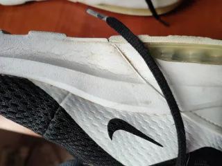 Zapatilla de correr negra y blanca