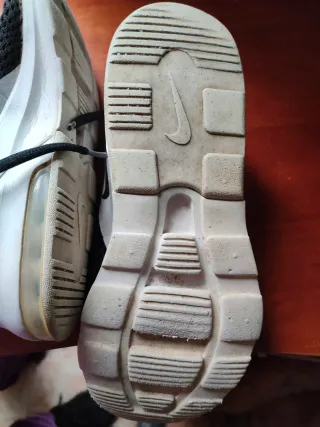 Zapatilla de correr negra y blanca