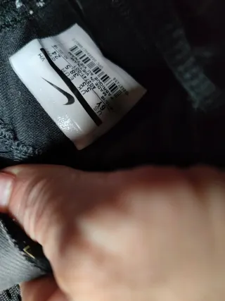 Zapatilla de correr negra y blanca