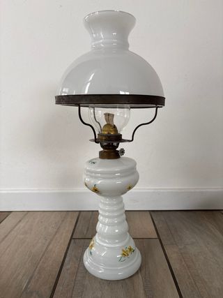 Lampada petrolio d’epoca in vetro opalino decorato