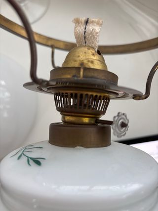 Lampada petrolio d’epoca in vetro opalino decorato
