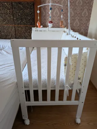 Cuna colecho de madera blanca