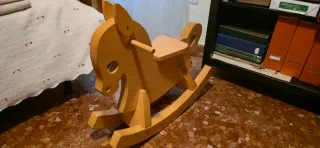 Caballo balancín de madera