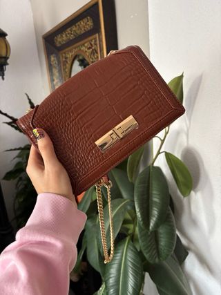 Bolso marrón Stradivarius con cadena dorada