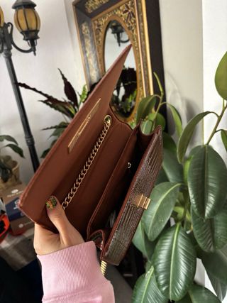 Bolso marrón Stradivarius con cadena dorada