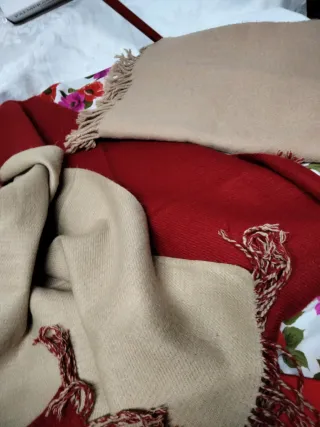 Bufandas grandes de lana beige y rojo