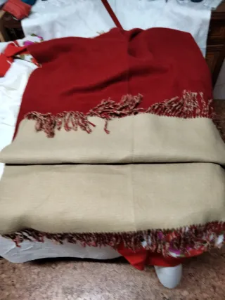 Bufandas grandes de lana beige y rojo
