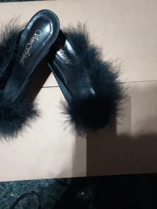 Zuecos negros con plumas Talla 38