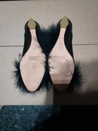 Zuecos negros con plumas Talla 38