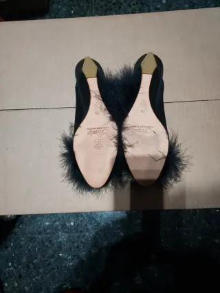 Zuecos negros con plumas Talla 38