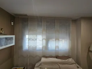 Tenda a scorrimento beige e bianca