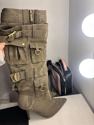 Botas Bershka verde militar con hebillas