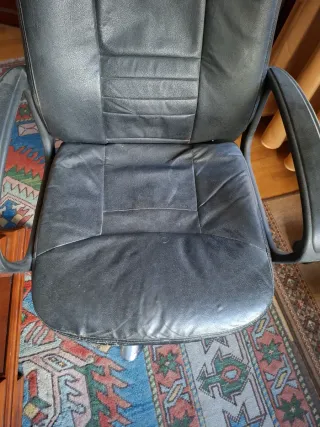 Silla de escritorio negra y plateada