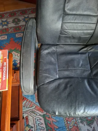 Silla de escritorio negra y plateada