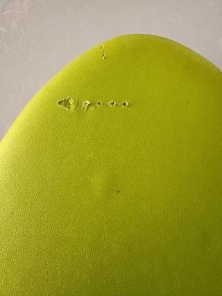 Tabla de surf blanca con logo verde