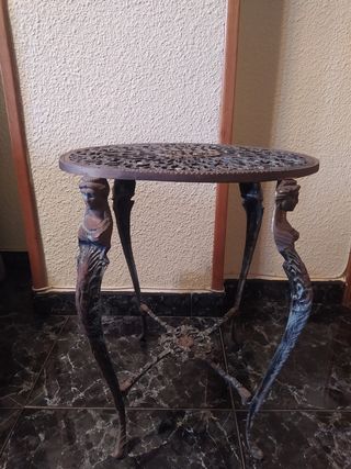 Mesita (mesa auxiliar decoativa) antigua de metal