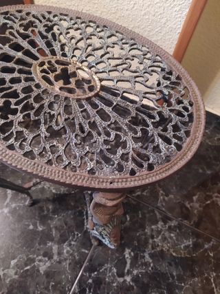 Mesita (mesa auxiliar decoativa) antigua de metal