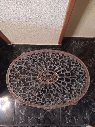 Mesita (mesa auxiliar decoativa) antigua de metal