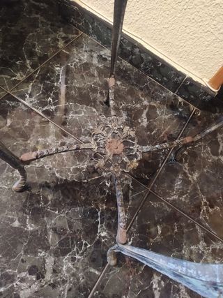 Mesita (mesa auxiliar decoativa) antigua de metal