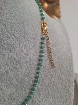 Collana acciaio dorato con cristalli verdi