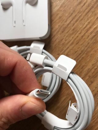 Auriculares y Cable Carga Rápida iPhone