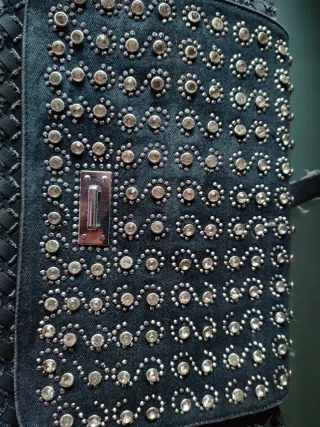 Bolso negro con abalorios