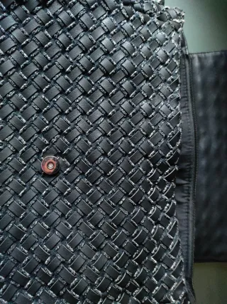 Bolso negro con abalorios