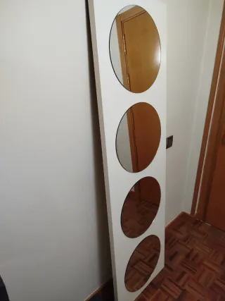 Mesa y espejo de entrada