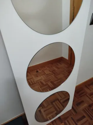 Mesa y espejo de entrada