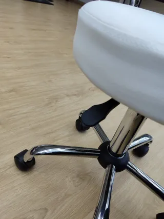 Silla de escritorio blanca con base plateada