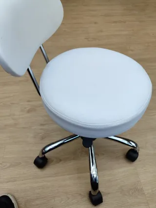 Silla de escritorio blanca con base plateada