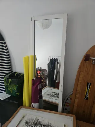 Espejo de cuerpo entero en puerta blanca