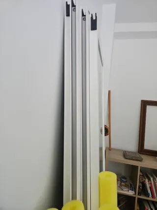 Espejo de cuerpo entero en puerta blanca